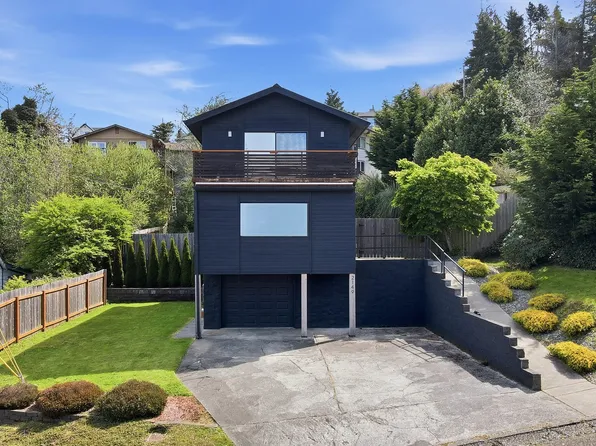 2149 Hamilton St, North Bend, OR 97459