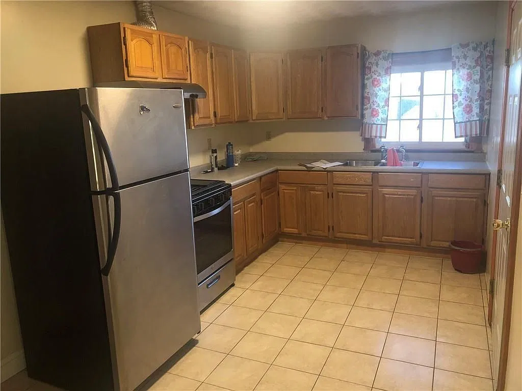 3 bed, 1.0 bath, 1118 sqft, $2,000 — Photo 1