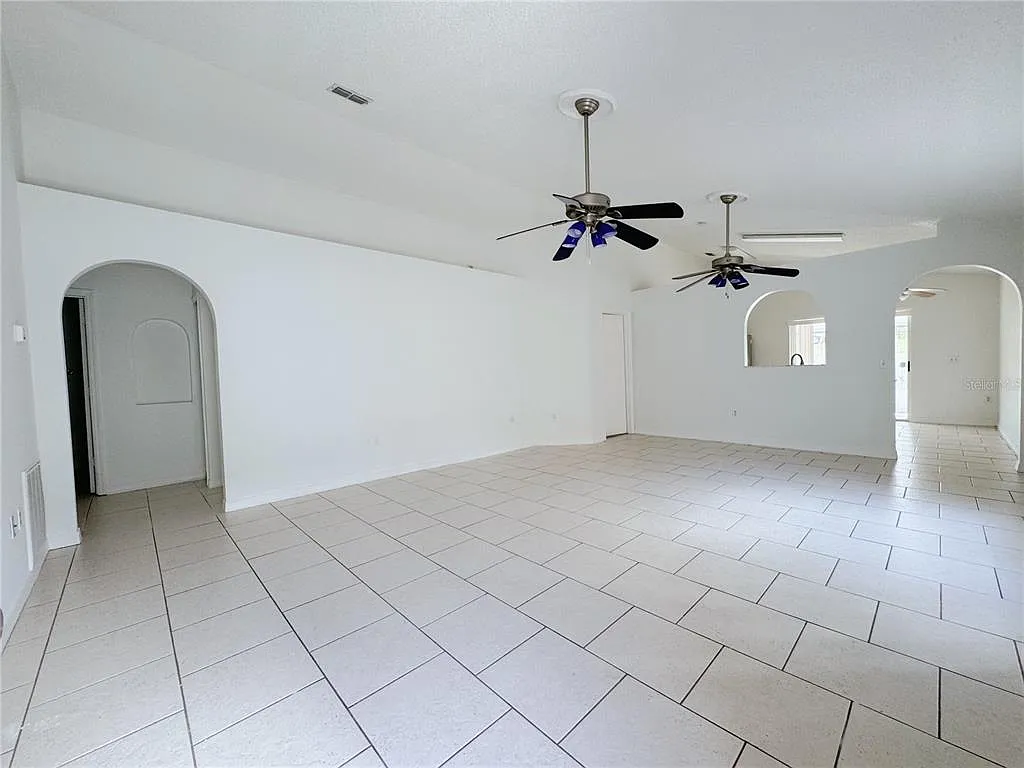 3 bed, 2.0 bath, 1273 sqft, $2,100 — Photo 4