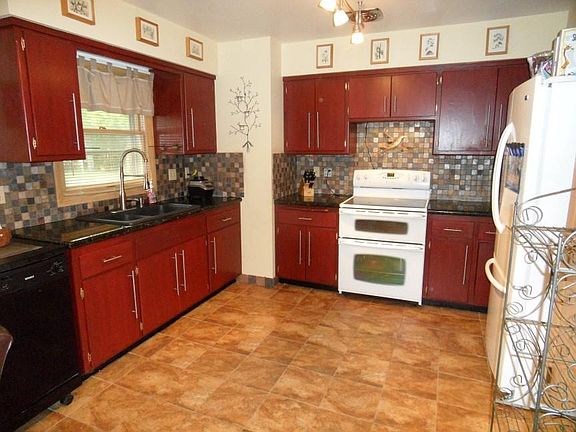 4th image of 2648 S Seymour Pl