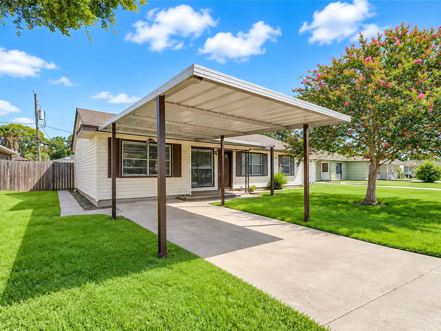 3 bed, 1.0 bath, 1266 sqft, $1,650 — Photo 3
