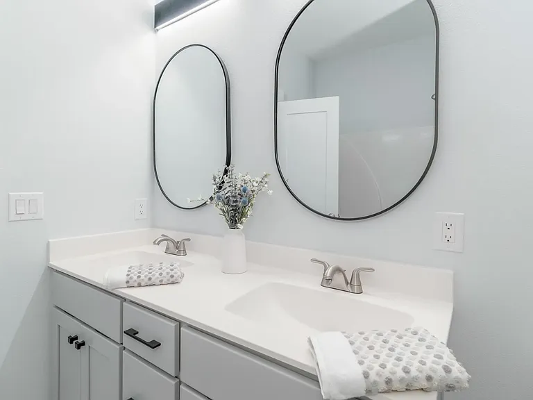 Second floor, full-bathroom