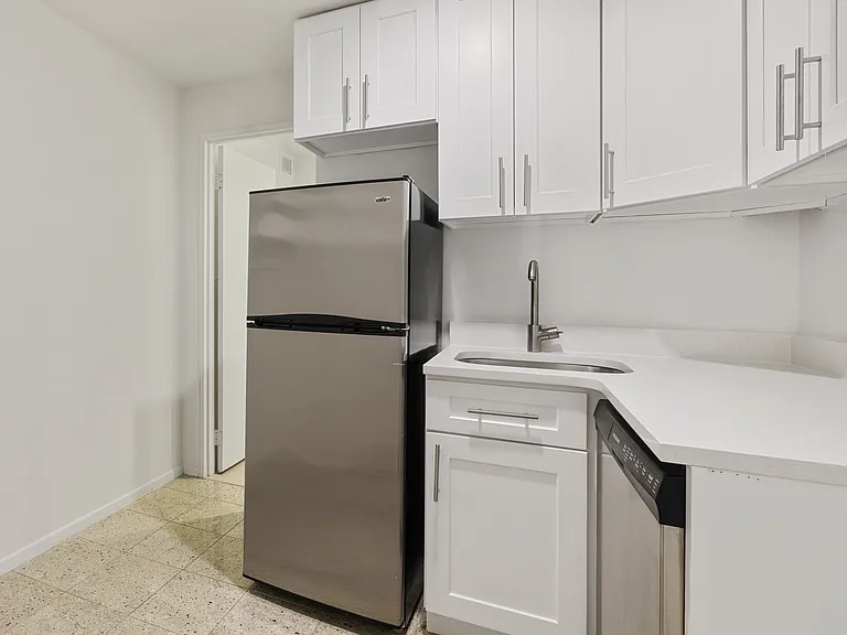 123 E 54th St #9G — Photo 2