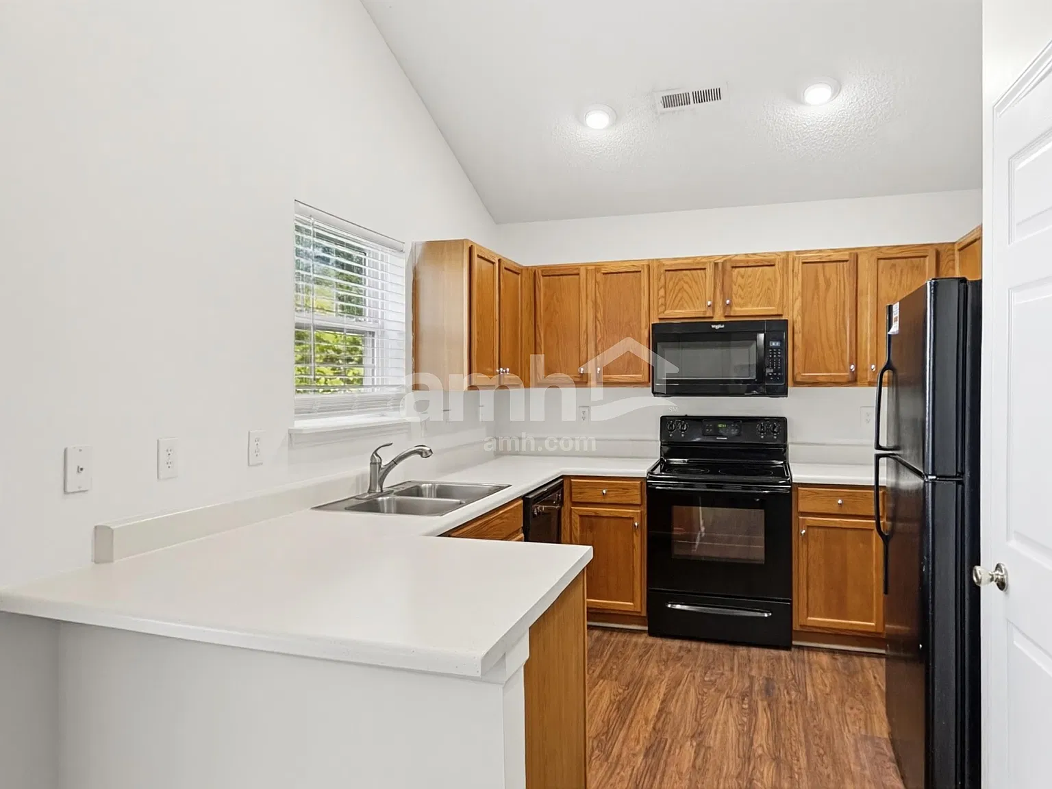 3 bed, 2.0 bath, 1265 sqft, $1,840 — Photo 4