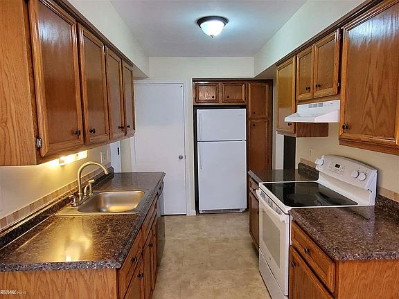 5th image of 15816 Cambridge Dr