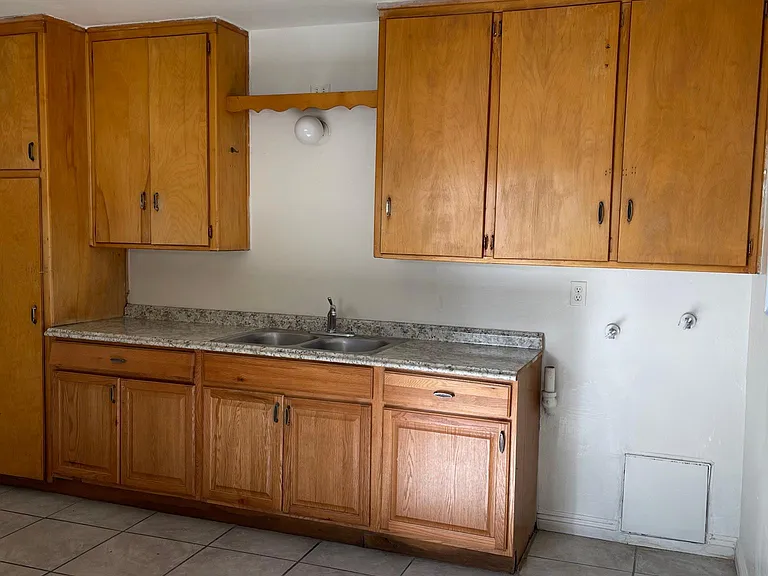 1343 Poplar St — Photo 2