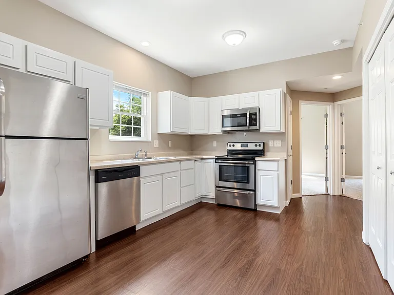 Stonegate Village Apartments — Photo 31