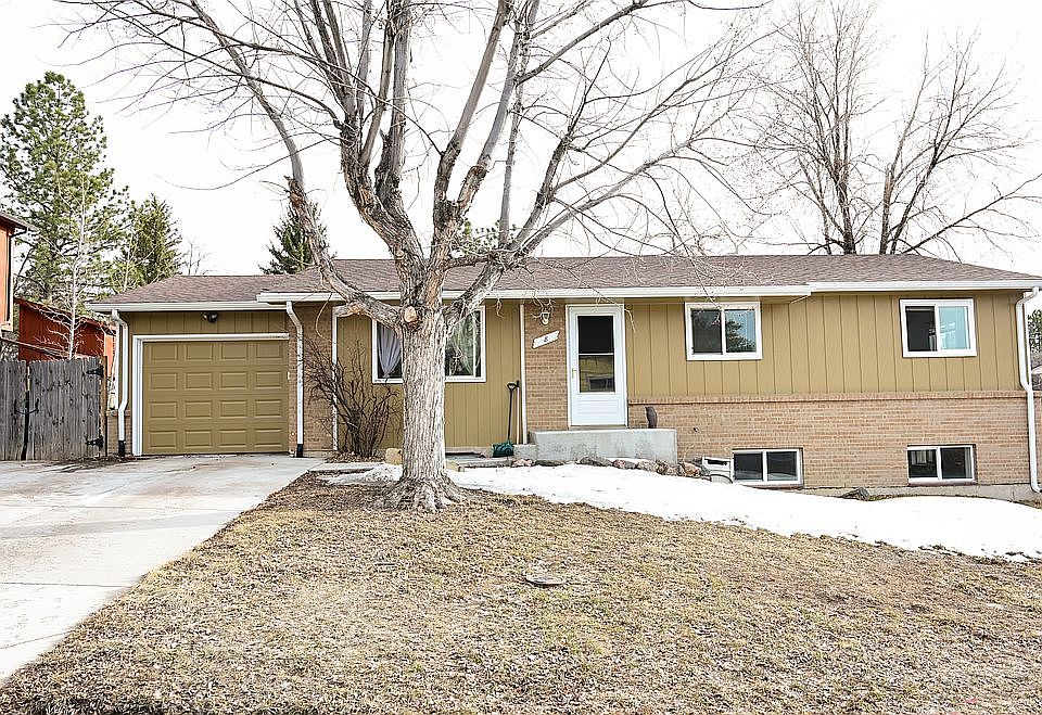 1st image of 8 Circle Dr