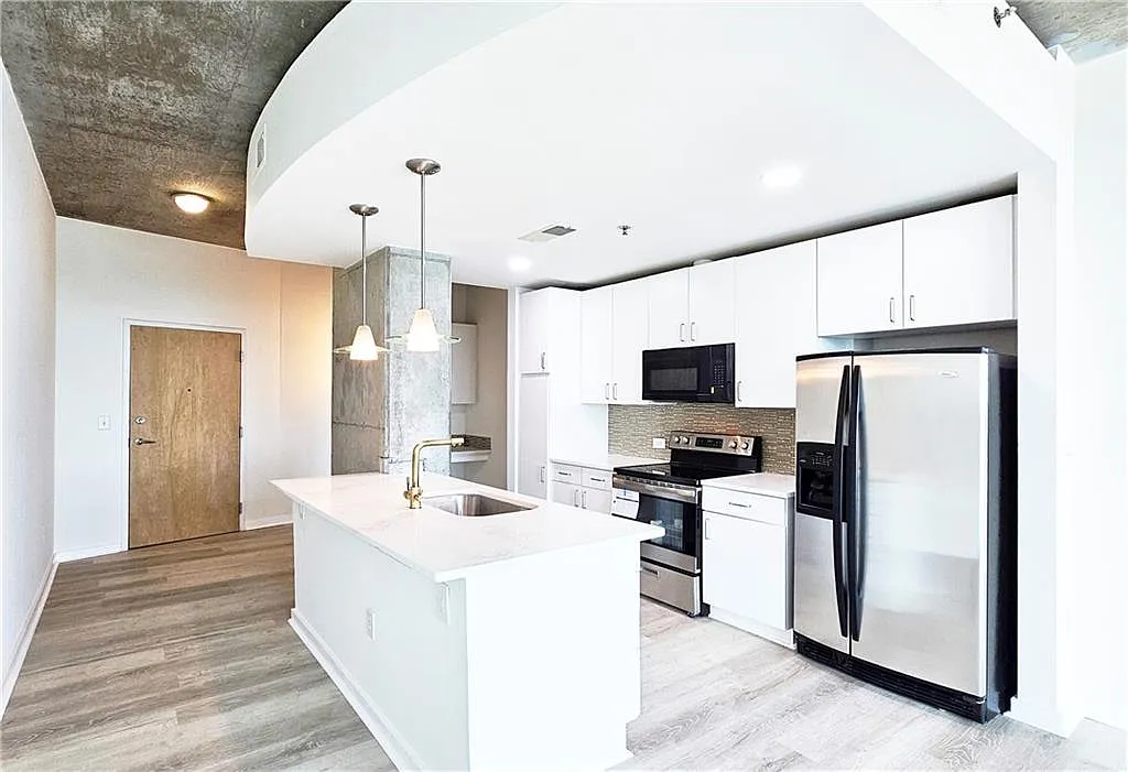 1 bed, 1.0 bath, 811 sqft, $1,875 — Photo 2
