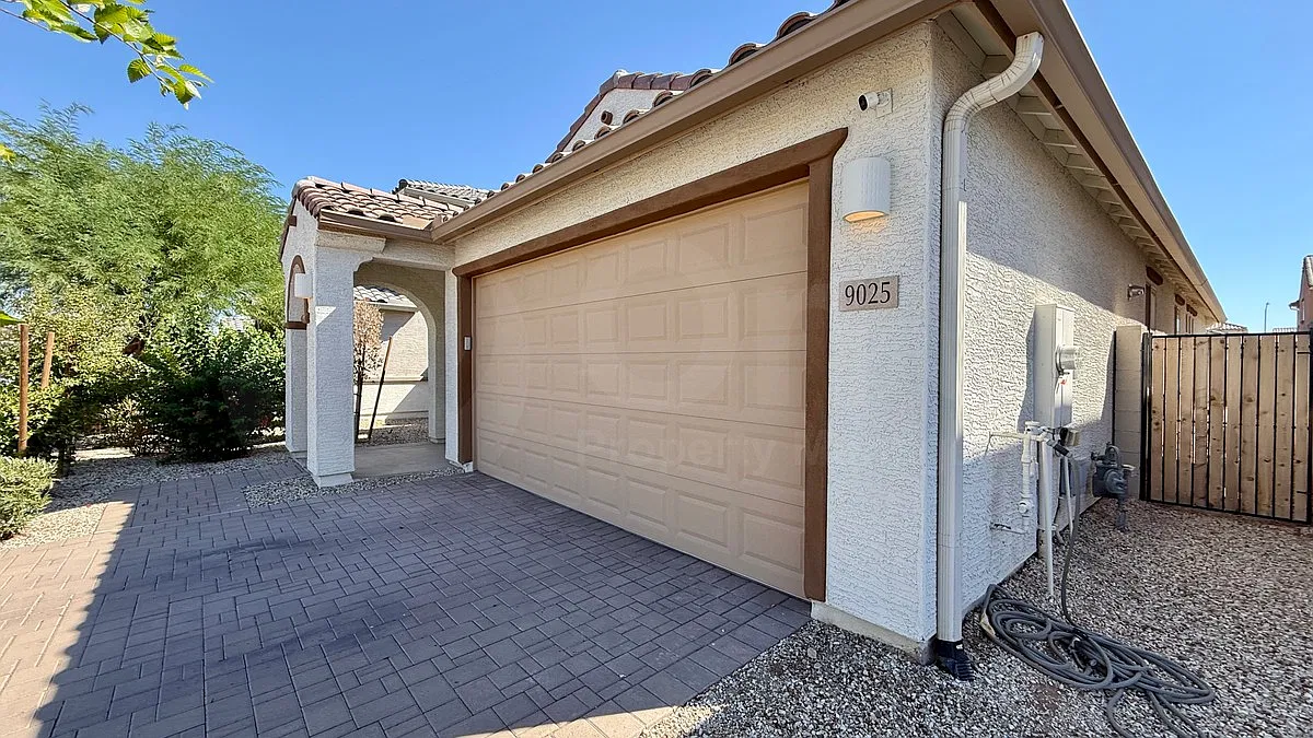 3 bed, 2.0 bath, 1798 sqft, $2,100 — Photo 3