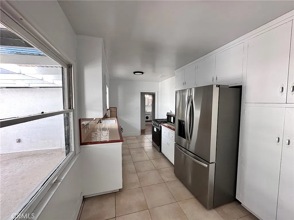 3 bed, 1373 sqft, $3,300 — Photo 2