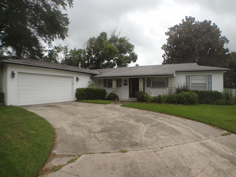 1st image of 76 Carriage Hill Cir