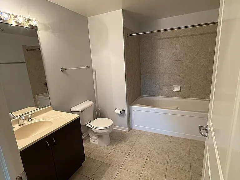 437 W Division St #503 — Photo 11