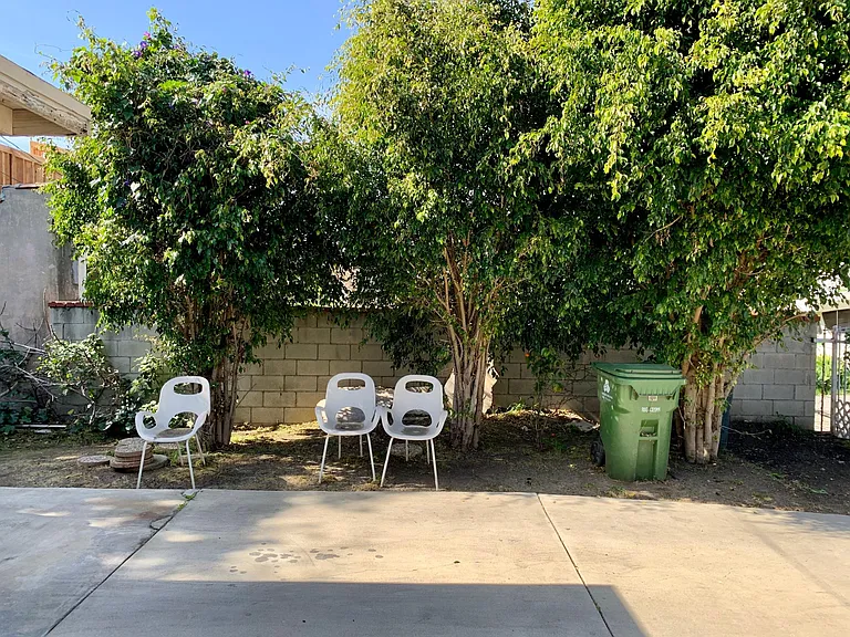 549 N Martel Ave — Photo 14