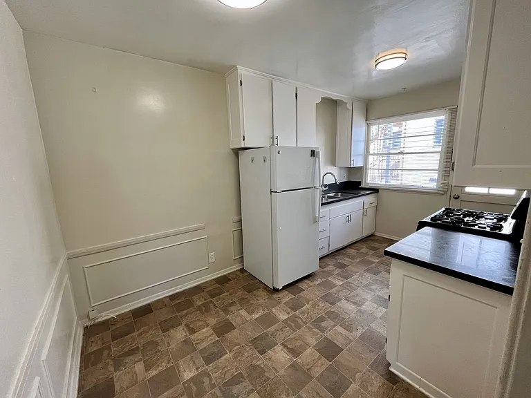 605 Kelton Ave — Photo 28