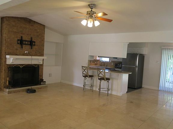 4th image of 2633 Montclair Ln