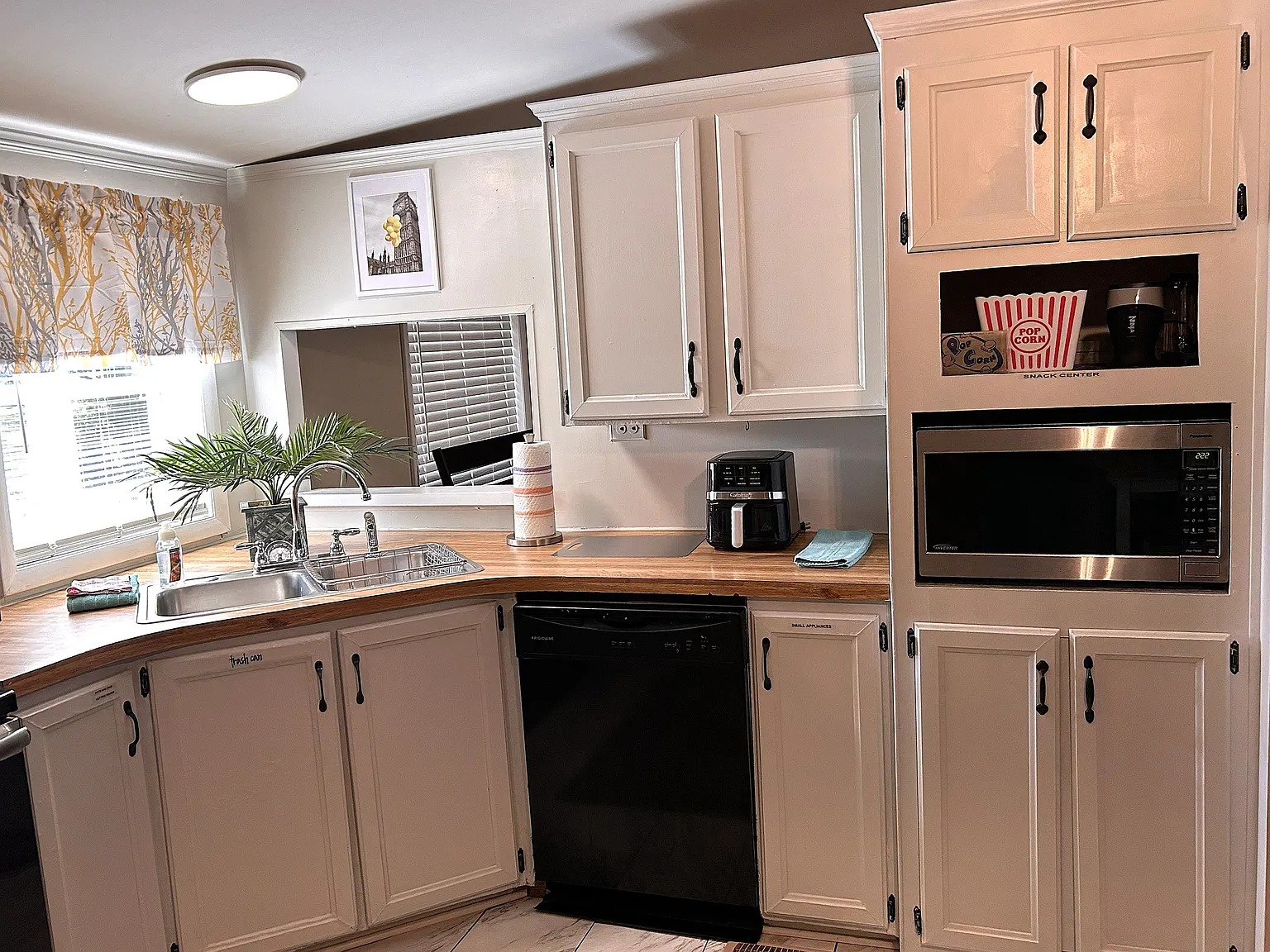 3 bed, 2.0 bath, 1200 sqft, $3,600 — Photo 3