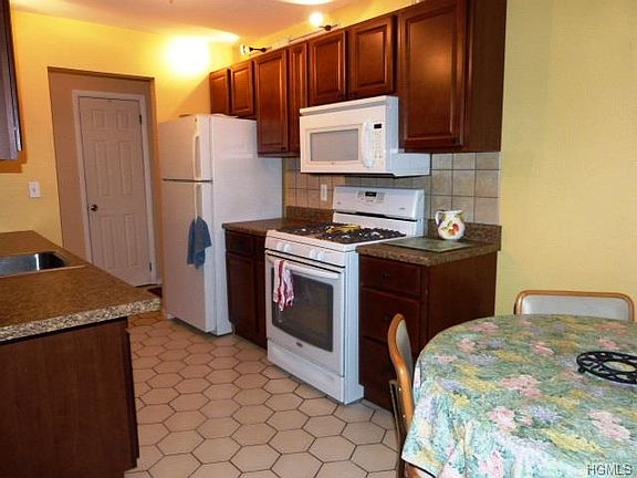 5th image of 146 Doxbury Ln