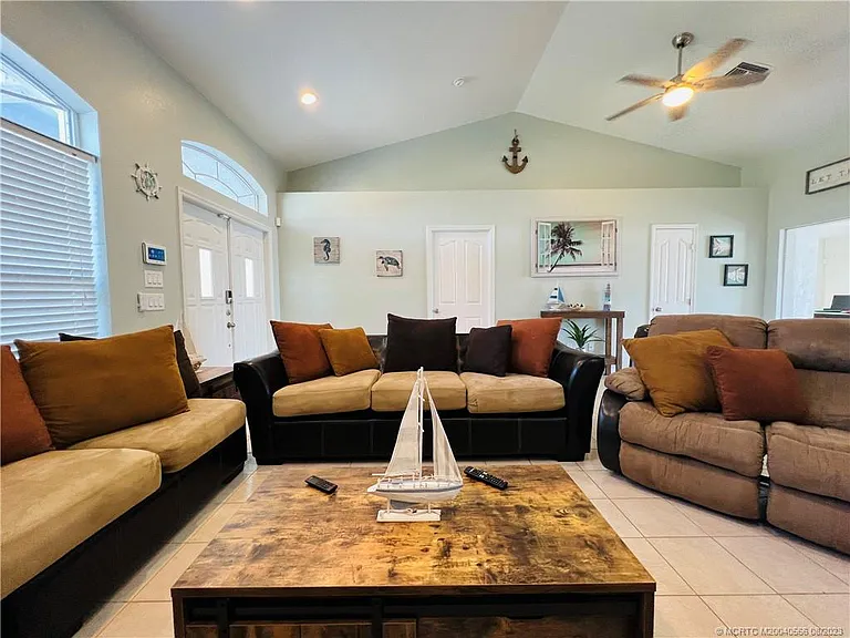1309 Carlton Ct — Photo 10