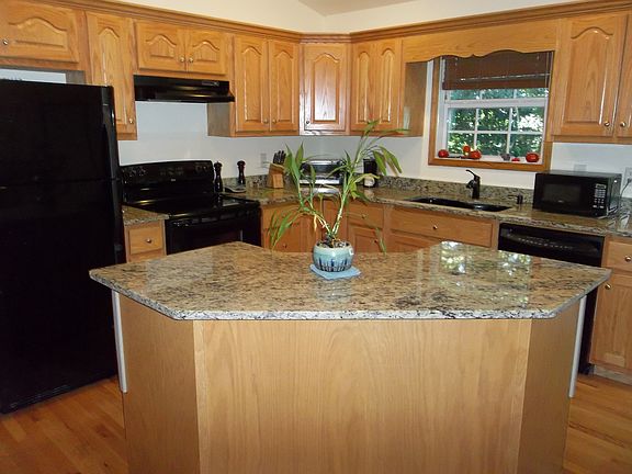 Spacious kitchen w/ granite