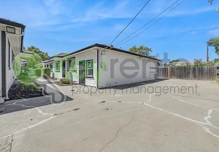 1071 Santiago Ave #6 — Photo 28
