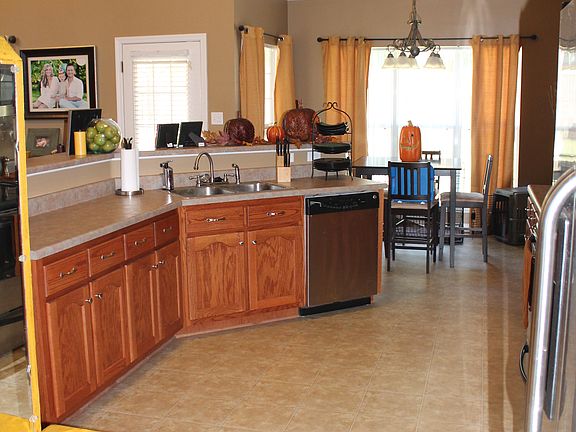 Large Kitchen w/ Island/Bar