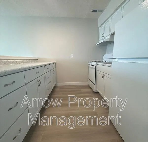 5703 S 14th St #7 — Photo 1