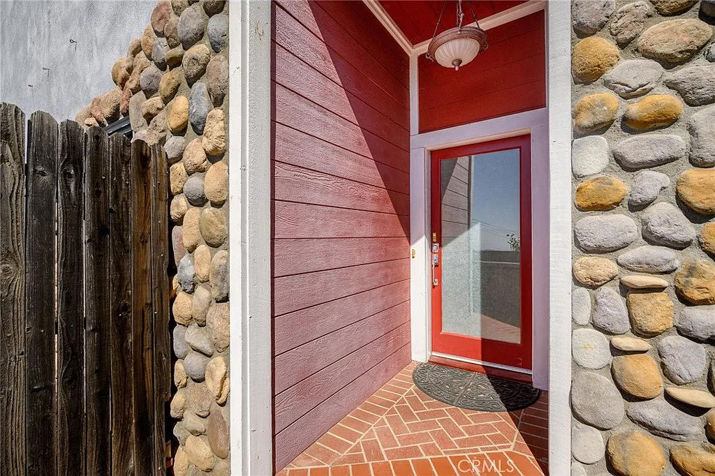 3 bed, 2200 sqft, $5,300 — Photo 3