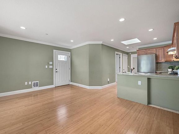 3rd image of 405 E Arbor Ave