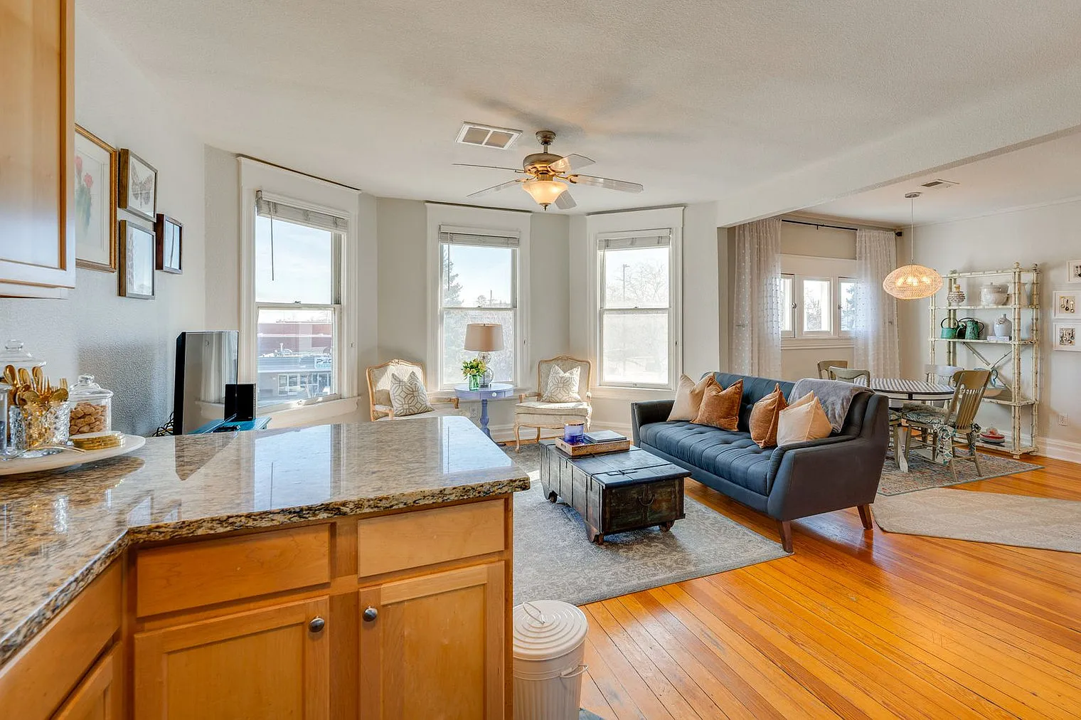 2 bed, 1.0 bath, 1130 sqft, $5,217 — Photo 2