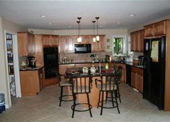 2nd image of 750 Oakwood Dr