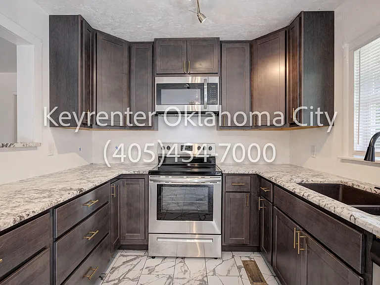 1524 Rowena Ln — Photo 14