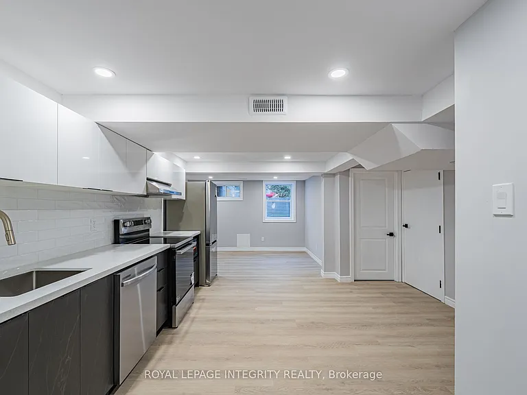 1746 Gage Cres #B — Photo 13