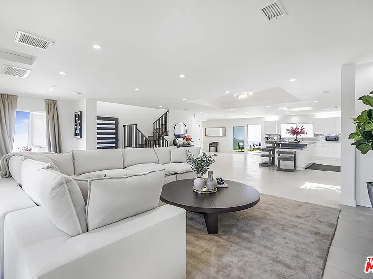 18202 Rancho St — Photo 9