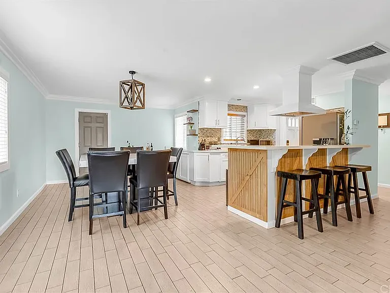 25441 Park Ave — Photo 2