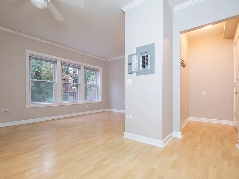 738 w Briar — Photo 12