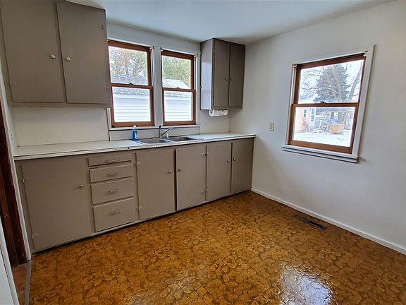 4th image of 710 2nd St