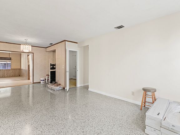 4th image of 939 Lytle St