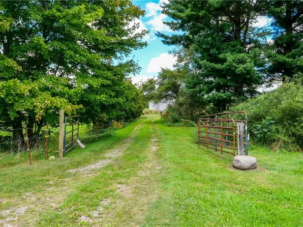 11272 Crackel Rd, Chagrin Falls, OH 44023