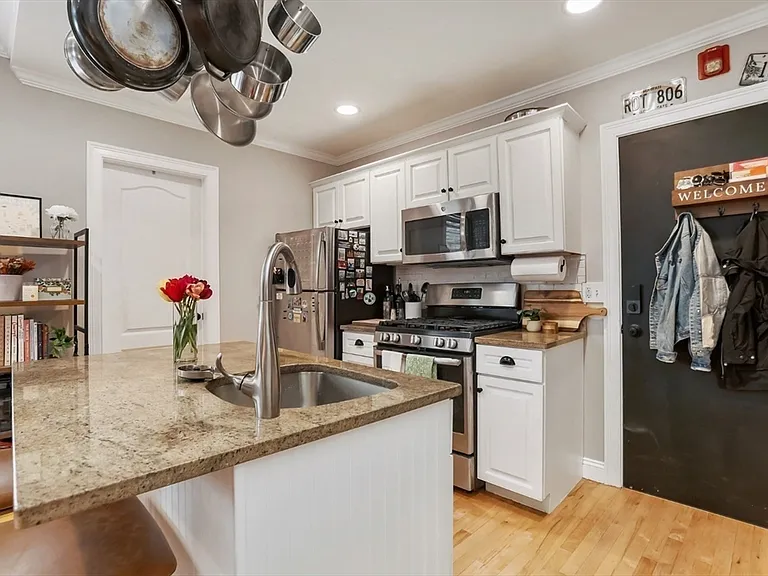 454 Hanover St #4 — Photo 11