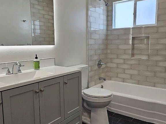 3rd image of 6-348 S Rexford Dr #6