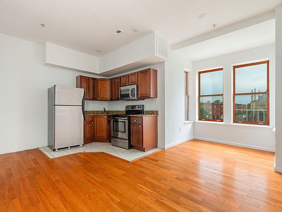 5th image of 1745 W Diamond St APT 6