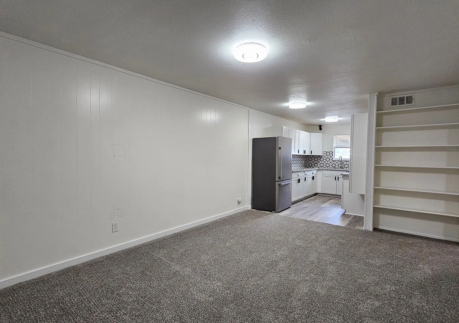2420 Louise St — Photo 2