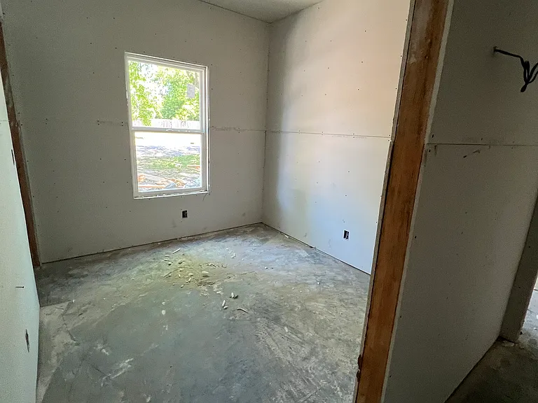 400 E 2nd St — Photo 3
