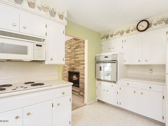 5th image of 1042 Carley Ln