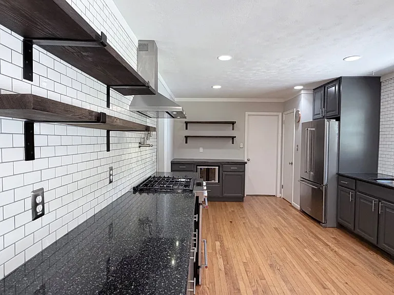 18 Carjen Ave — Photo 2
