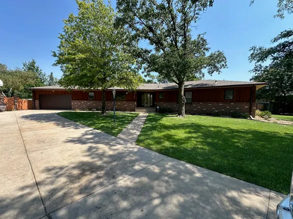 2706 Pheasant Pl, Great Bend, KS 67530