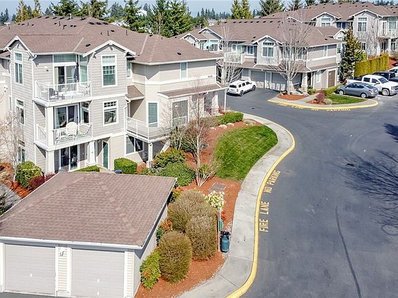 Capri condos offers the best of all worlds, close to all amenities, schools, trails, parks & Lake Tapps! Easy commute to Highways, Sounder Train, Buses and Airport!
