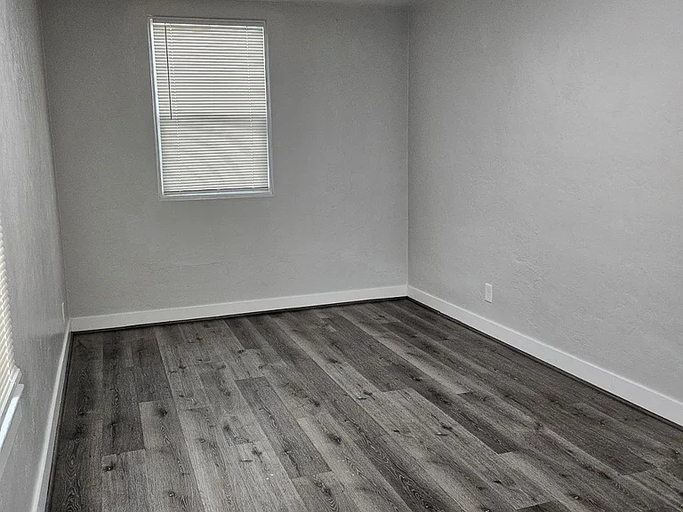 301 E Myrtle St — Photo 10