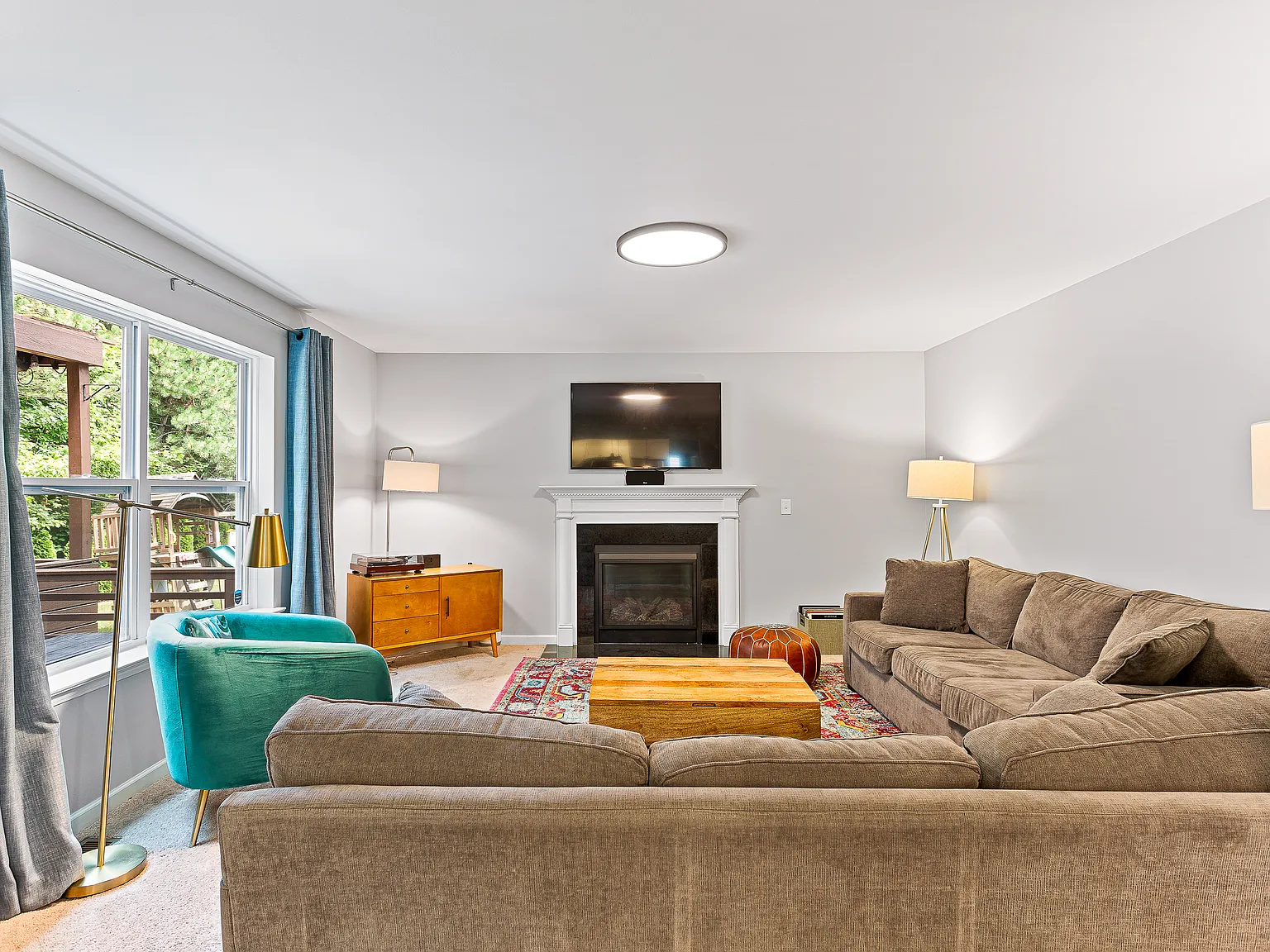 4 bed, 2.5 bath, 2305 sqft, $3,400 — Photo 4